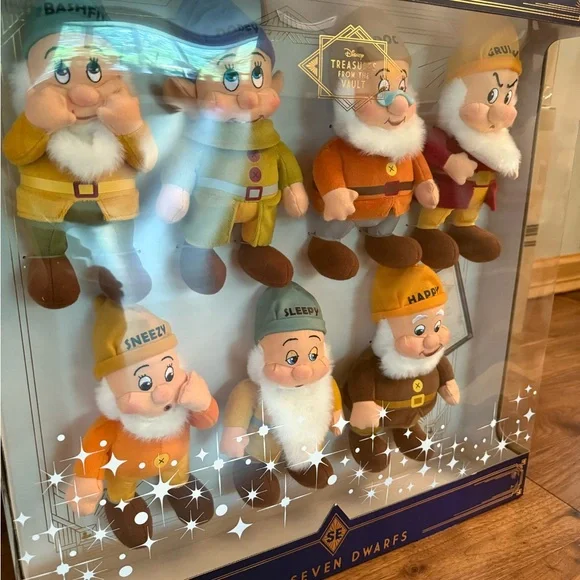 ⭐️NWT ❤️ Disney treasures from the vault 7 dwarfs set